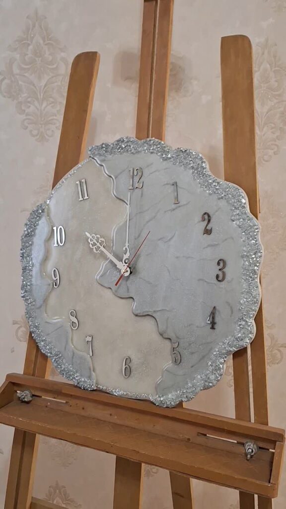 ساعت رزینی نقره ای دفرمه کریستالی