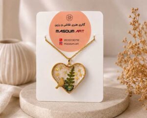 گردنبند رزینی پرنده در طبیعت