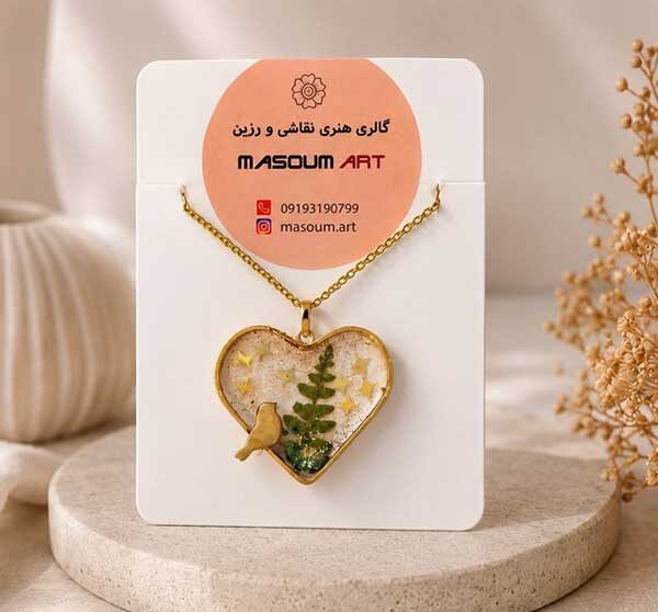 گردنبند رزینی پرنده در طبیعت